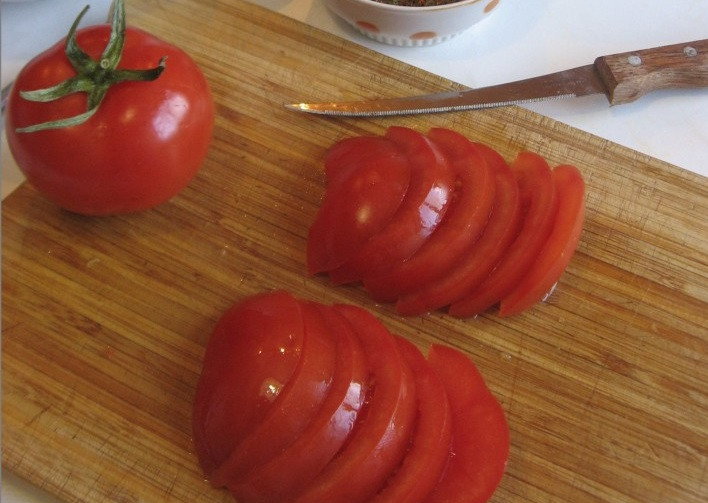 1. Этап. Лагман из свинины: 5. Помидор вымыть, обсушить и нарезать тонкими дольками.