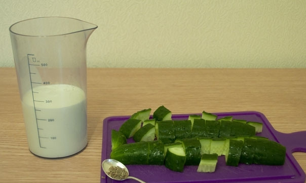 1. Этап. Коктейль из огурцов: Итак, наливаем в чашу блендера кефир, огурец промываем, нарезаем на кусочки и также отправляем в чашу.