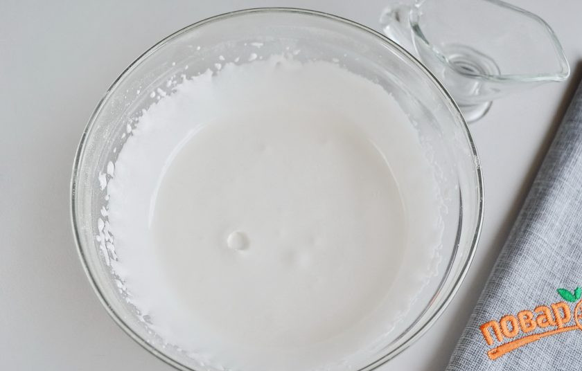 1. Этап. Печенье Елочные игрушки: Электровенчиком или миксером взбивайте массу минут 10, пока она не посветлеет и не увеличится в объеме.