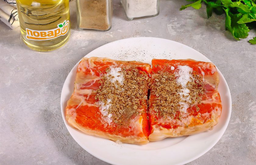 1. Этап. Гравлакс со свеклой: Всыпьте семена укропа или измельченный сушеный укроп. Свежий лучше не добавлять, он иногда закисает при солении, а вместе с ним и рыбка. Тщательно натрите кусочки рыбы всеми специями и пряностями с обеих сторон.