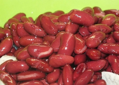 1. Этап. Салат из фасоли консервированной: Сцеживаем жидкость из банки с фасолью. Добавляем фасоль к сельди и картофелю.