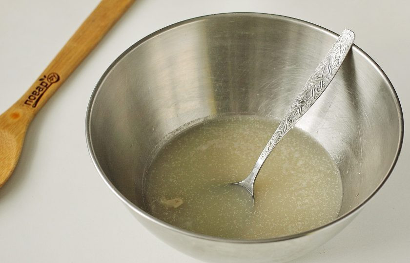 1. Этап. Дрожжевые пышки на сковороде: Подогрейте воду до теплого состояния, добавьте сахар, дрожжи и перемешайте. Оставьте на 15 минут.