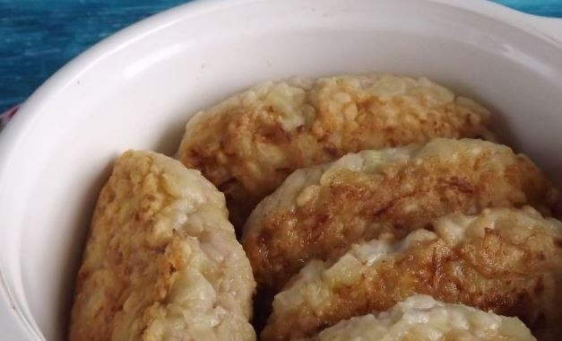 1. Этап. Простой рецепт ленивых голубцов: В сковороде разогрейте растительное масло. Обжарьте на нем голубцы со всех сторон так, чтобы они приобрели румяную корочку. Выложите голубцы в жаропрочную форму для запекания.