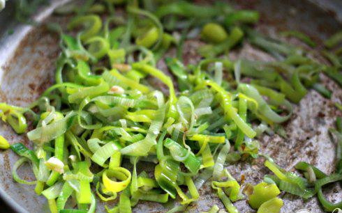 1. Этап. Стейк с грибным соусом и сливочным шпинатом: 2. Растопить сливочное масло в большой сковороде на среднем огне, добавить лук-порей. Жарить около 5 минут, пока лук не станет мягким и нежным.