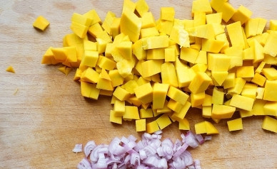 1. Этап. Постные равиоли: Очищаем тыкву, нарезаем её на небольшие кусочки. Чистим и нарезаем мелкими кубиками лук.