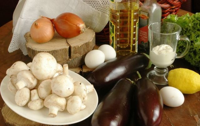 1. Этап. Баклажаны с шампиньонами: Итак, вот нехитрый набор ингредиентов, из которых приготовим блюдо.