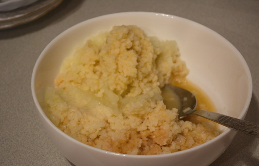 1. Этап. Драники с фаршем говядины: Перекрутите картофель на мясорубке. Перекручиваем также очищенный репчатый лук.