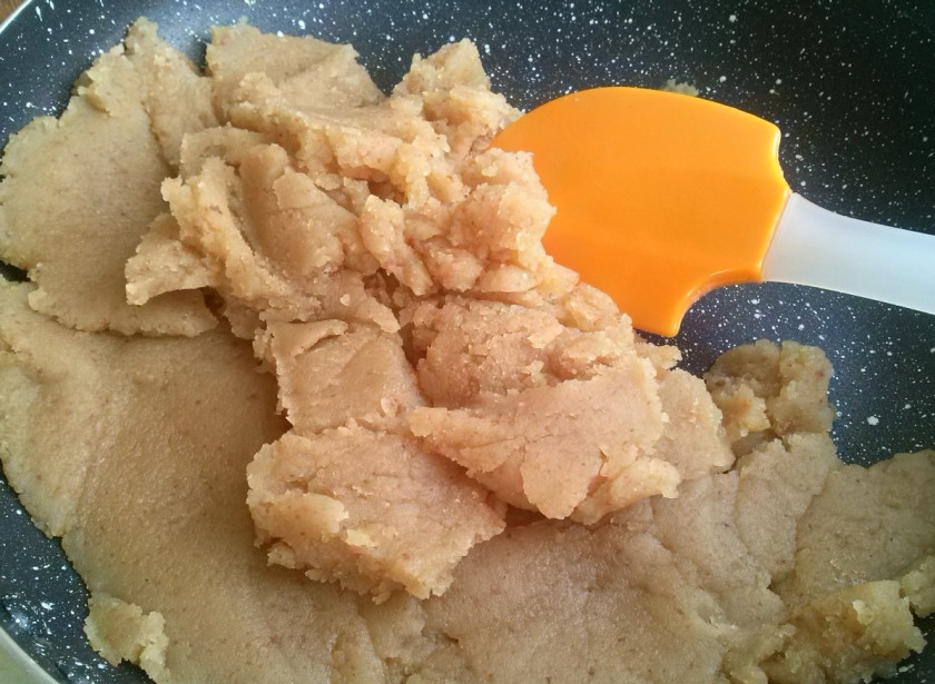 1. Этап. Узбекская халва: И готовьте на маленьком огне около 15 минут. Затем немного остудите.