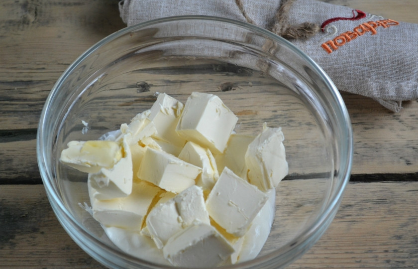 1. Этап. Торт Сердце: Сметану смешайте с порезанным на кусочки маргарином и разомните.