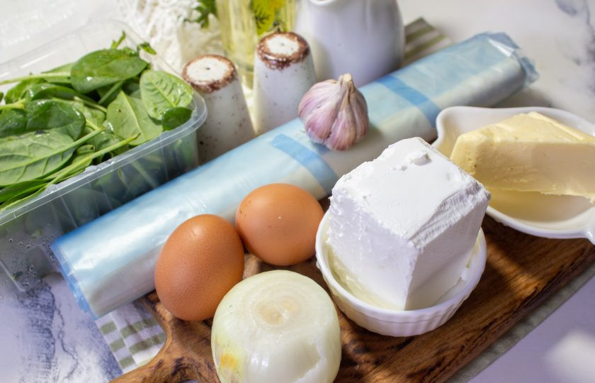 1. Этап. Спанакопита: Подготовьте все необходимые продукты. Если у вас тесто «Фило» замороженное, то разморозьте его.