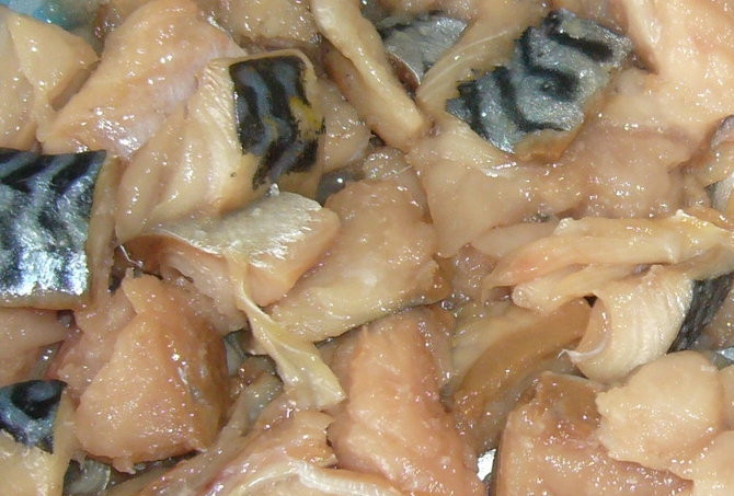 1. Этап. Скумбрия в горшочке: Прежде всего нам надо помыть рыбу и очистить ее от костей. Затем нарезаем ее небольшими кусочками, слегка подсаливаем и оставляем на 15 минут.