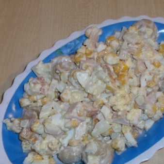 Салат с кукурузой и солеными грибами