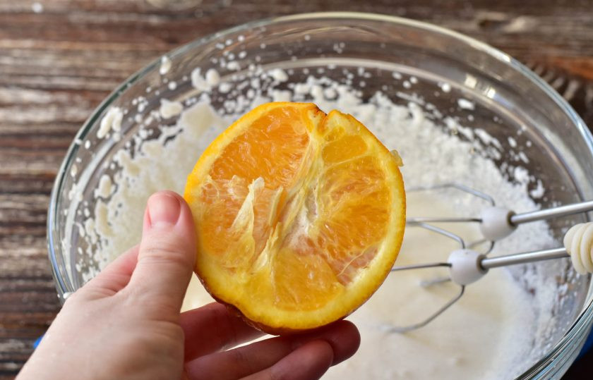 1. Этап. Шоколадный торт с апельсиновым кремом: Взбейте крем в течение 3-5 минут. Затем выдавите в него сок из половины апельсина, а вторую его часть нарежьте кусочками (они потребуются для украшения торта). Перемешайте крем.