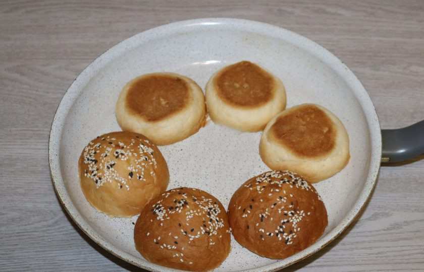 1. Этап. Сочный бургер: Булочки обжарьте в разогретой сковороде.