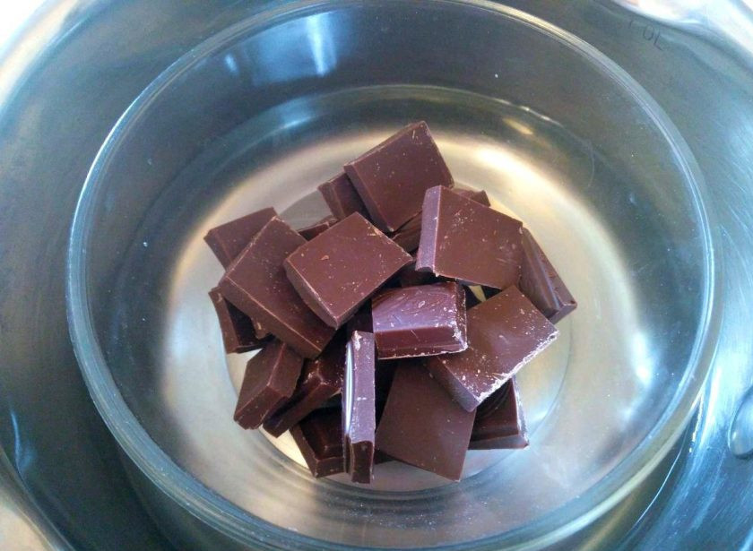 1. Этап. Печенье-безе с овсяным толокном: Тёмный шоколад растопите на водяной бане до жидкого состояния и дайте ему остыть.