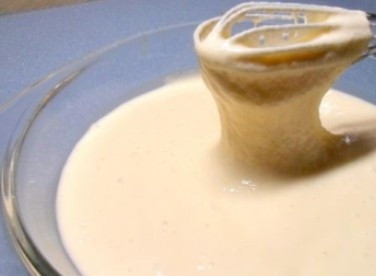 1. Этап. Пышные яблочные оладьи: И понемногу всыпаем муку. Тесто должно получиться достаточно густым и без комочков.