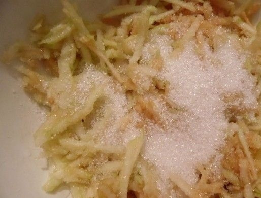 1. Этап. Пончики с яблочной начинкой: 4. Яблоки мою и очищаю от кожуры и семян, натираю их на крупной терке, добавляю к ним 50 граммов сахарного песка.