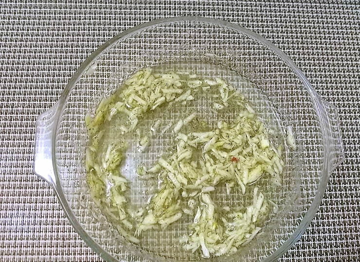 1. Этап. Свиная вырезка по-французски: Смешайте масло, прованские травы и тертый чеснок.