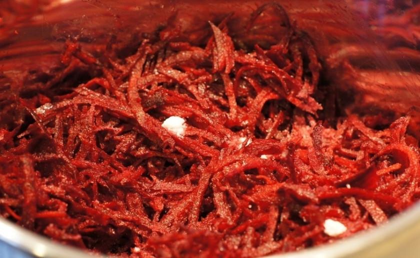 1. Этап. Свекольник горячий с мясом: 2. Предварительно нужно нашинковать свеклу. Я делаю это специальным приспособлением, чтобы получить тонкую и ровную соломку. Отправляем свеклу тушиться на растительном масле.