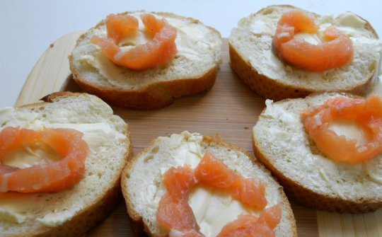 1. Этап. Маленькие бутерброды с семгой: Тонко режем семгу и выкладываем 