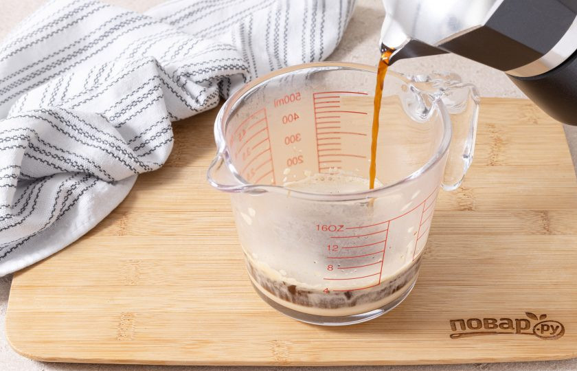 1. Этап. Кофе по-кубински: Когда эспрессо заварится, влейте его в чашку. Аккуратно перемешайте и подождите, когда сверху образуется плотная пенка.