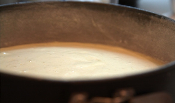 1. Этап. Бисквитный торт с орехами: Следующим шагом соедините желтки с белками. Перемешивайте их осторожно, чтобы не сбить объём белков. Туда же засыпьте муку и взбейте всё блендером на минимальной скорости. В смазанную растительным маслом и присыпанную мукой форму выложите тесто и поставьте в разогретую до 180 градусов духовку.