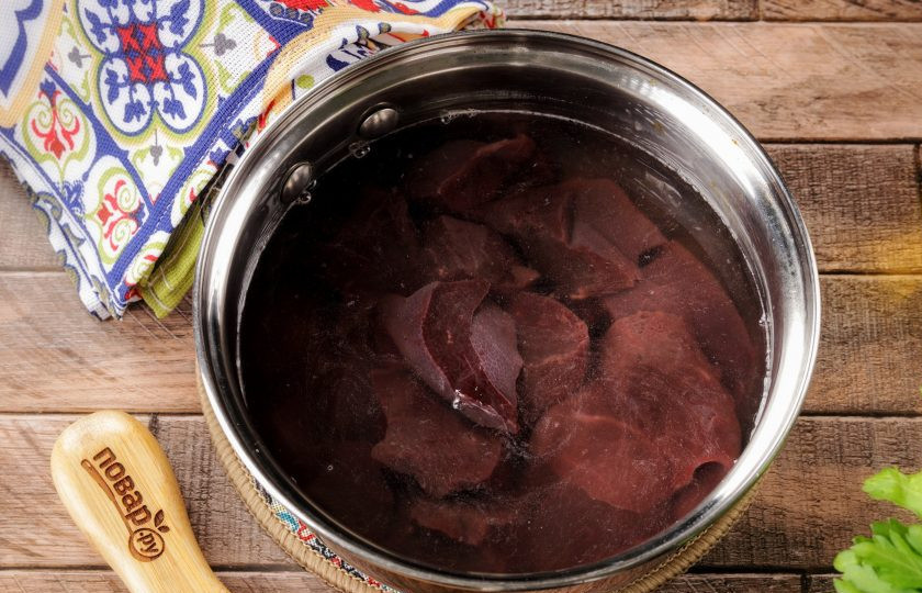 1. Этап. Печеночный паштет из свиной печени: Залейте водой и отварите в течение 20 минут до готовности.