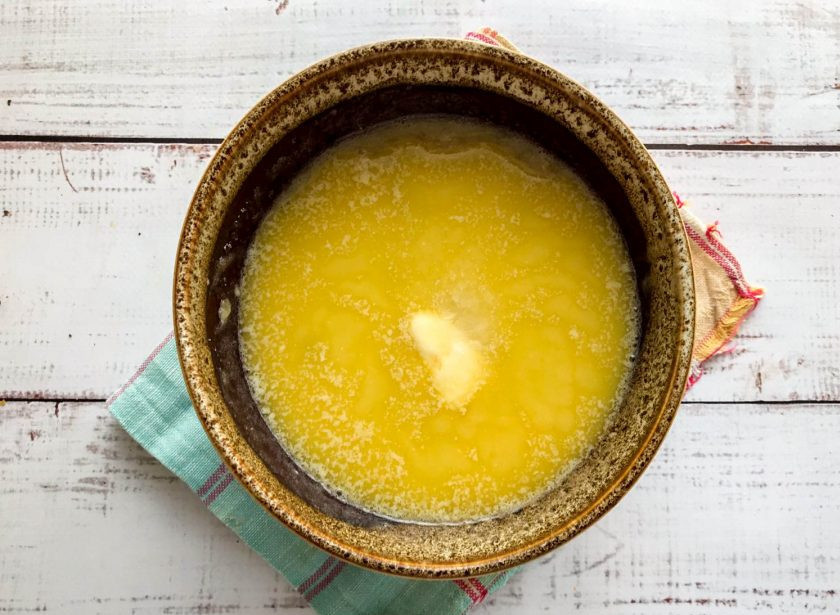 1. Этап. Банановые пряники: Добавьте растопленное сливочное масло и соду.