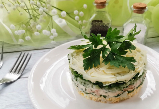 1. Этап. Слоёный рыбный салат Лето: Подобного рода салаты готовят непосредственно перед подачей и, как правило, они надолго не задерживаются на столе, мгновенно съедаются.