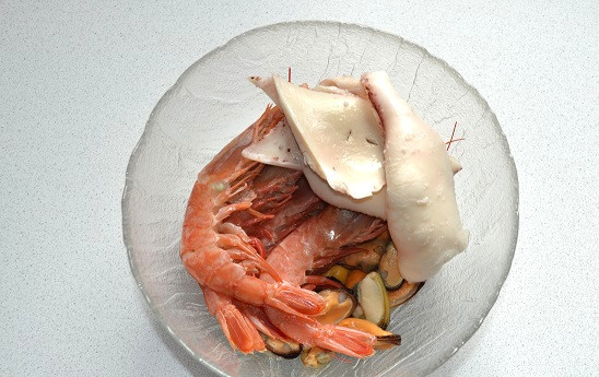 1. Этап. Морепродукты на мангале: Мидии и креветки достаточно просто вымыть и обсушить.