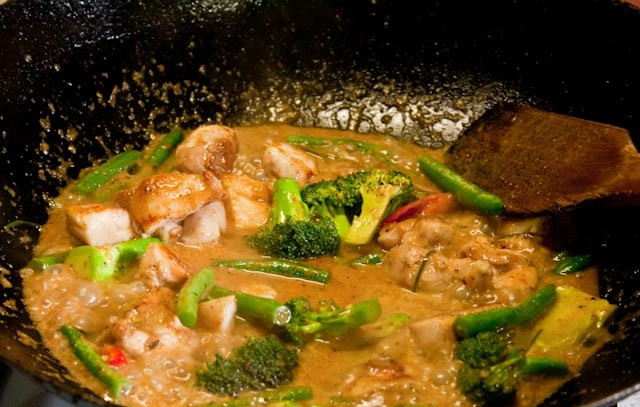 1. Этап. Пананг Гай: 5. Следом отправьте на сковороду чили, брокколи, фасоль, заранее обжаренную курочку. Оставьте на медленном огне минут на 5-10, пока филе и овощи полностью не проготовятся.