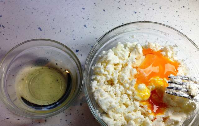 1. Этап. Сигары из лаваша: 1. Отделите желток от белка. Сыр хорошенько разомните вилкой или руками, смешайте с желтком.