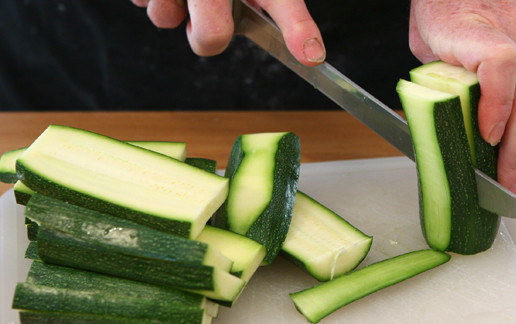 1. Этап. Кабачки в кляре в духовке: Порежьте кабачки на полоски.