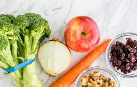 1. Этап. Салат с брокколи и яблоками: 1. Вот такой яркий, полезный и вкусный набор ингредиентов вам потребуется.