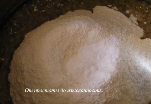 1. Этап. Ореховый пирог с яблоками и хлопьями: Затем добавьте муку, смешанную с содой и лимонной кислотой.