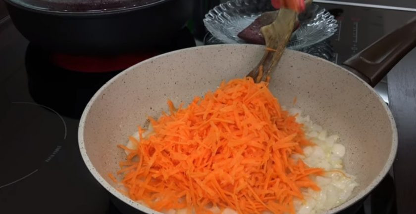 1. Этап. Икра из свеклы просто и недорого: 3. Посолите лук, поперчите, добавьте черный перец горошком и лавровый лист. Добавьте натертую на крупной терке морковь, перемешайте и жарьте до готовности.