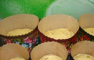 1. Этап. Венское тесто для куличей: Раскладываем тесто в формы, заполняя их на 1/3. Металлические формы не забудьте смазать сливочным маслом. И ставим в теплое место на полтора-два часа, пусть подходят. Затем выпекаем в заранее разогретой до 180-190 градусов духовке.