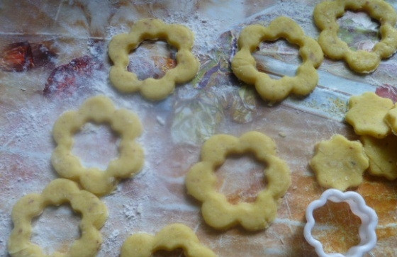 1. Этап. Печенье желейное: 7. Половину формочек убираю в сторону, а вторую половину обрезаю такой же формочкой, но чуть поменьше (получаются цветочные ободочки).