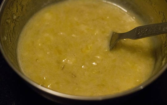 1. Этап. Банановые булочки: 2. Разомните все до консистенции однородного пюре.