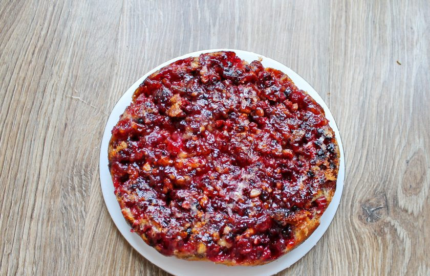 1. Этап. Бостонский клюквенный пирог: Достаньте пирог из духовки, переверните на тарелку и аккуратно снимите бумагу. Полностью остудите пирог.