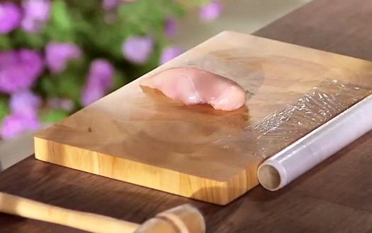 1. Этап. Куриная грудка в сметане: 1. Сперва необходимо вымыть и просушить филе. В зависимости от размера, грудки можно разрезать вдоль на 2 части. С помощью пищевой пленки или бумаги отбить слегка филе. Нужно делать это очень аккуратно, чтобы грудка не была слишком тонкой и разорванной.