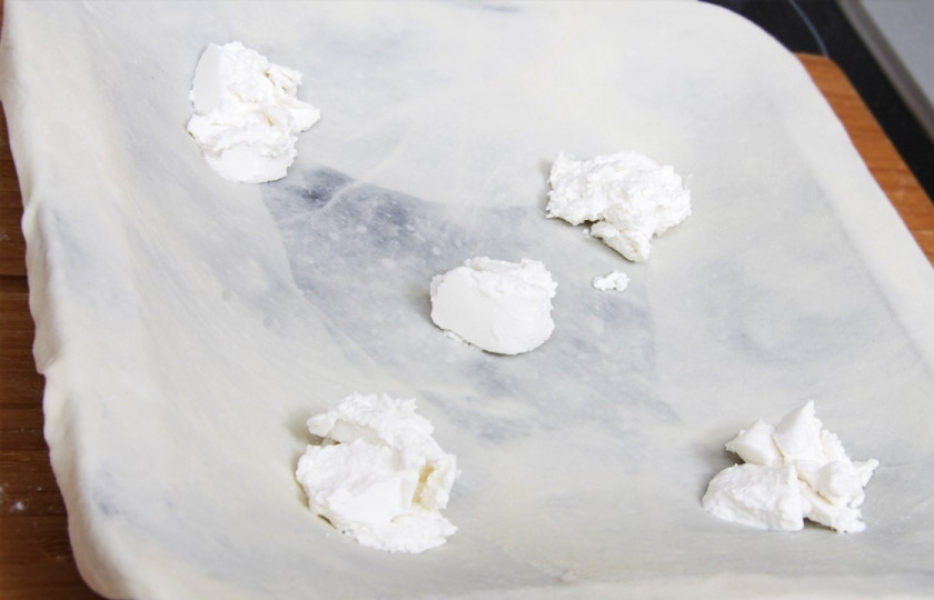 1. Этап. Фокачча бездрожжевая: В четыре угла и по середине уложите по ложке сыра. Не забудьте, что у вас 4 части, поэтому будет 2 лепёшки. Соответственно, сделайте то же и со второй частью теста и сыра.