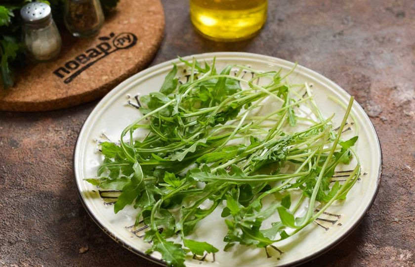 1. Этап. Салат из курицы с рукколой и апельсинами: Рукколу ополосните и просушите, выложите на тарелку.