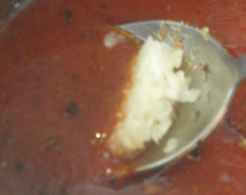 1. Этап. Кабачок по-итальянски: 5. Держим на слабом огне 5 минут, после чего добавим чеснок и немного лимонного сока, если есть.