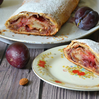 Штрудель со сливой
