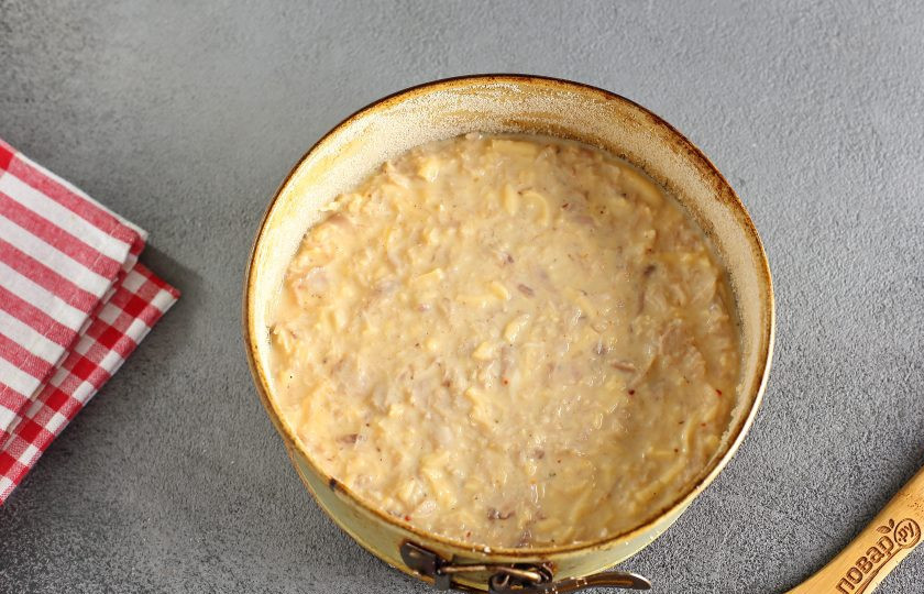 1. Этап. Запеканка из вареной курицы: Форму смажьте маслом. Дно и бока обсыпьте мукой или манкой. Выложите подготовленную массу и разровняйте ложкой.