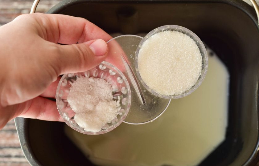 1. Этап. Тесто для курника в хлебопечке: Добавьте соль и сахар.