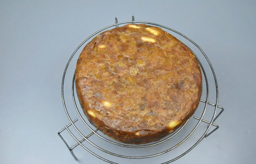 1. Этап. Яблочный сыр: Чем дольше сушится и вызревает яблочный сыр тем вкуснее и ароматнее он становится. Через месяц яблочный сыр приобретет форму с достаточно плотной текстурой.