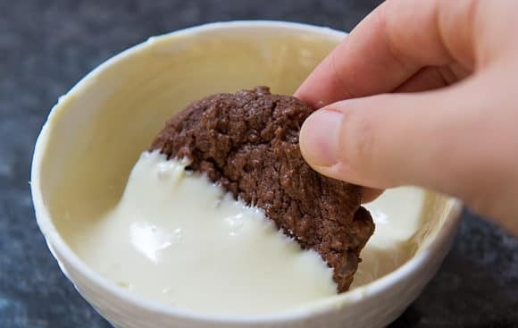 1. Этап. Печенье Шоколадные половинки: Половинку остывшего печенья окуните в растопленный белый шоколад.