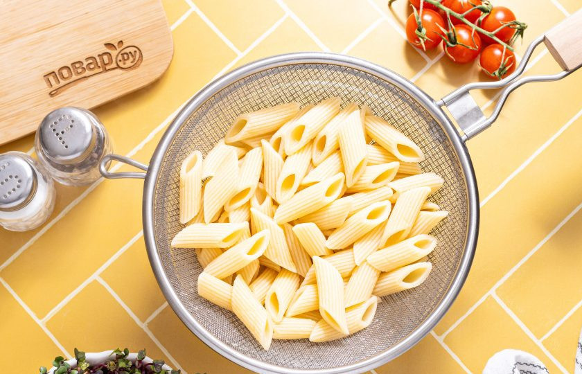 1. Этап. Макароны с куркумой: Откиньте макароны на сито и дайте стечь лишней воде.